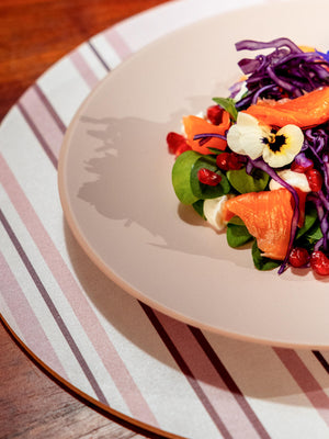 sottopiatto a righe rosa mise en place