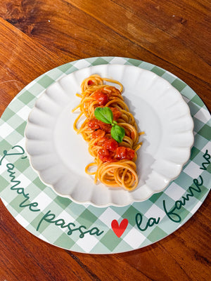 Sottopiatto a quadretti L'amore passa, la fame resta mise en place