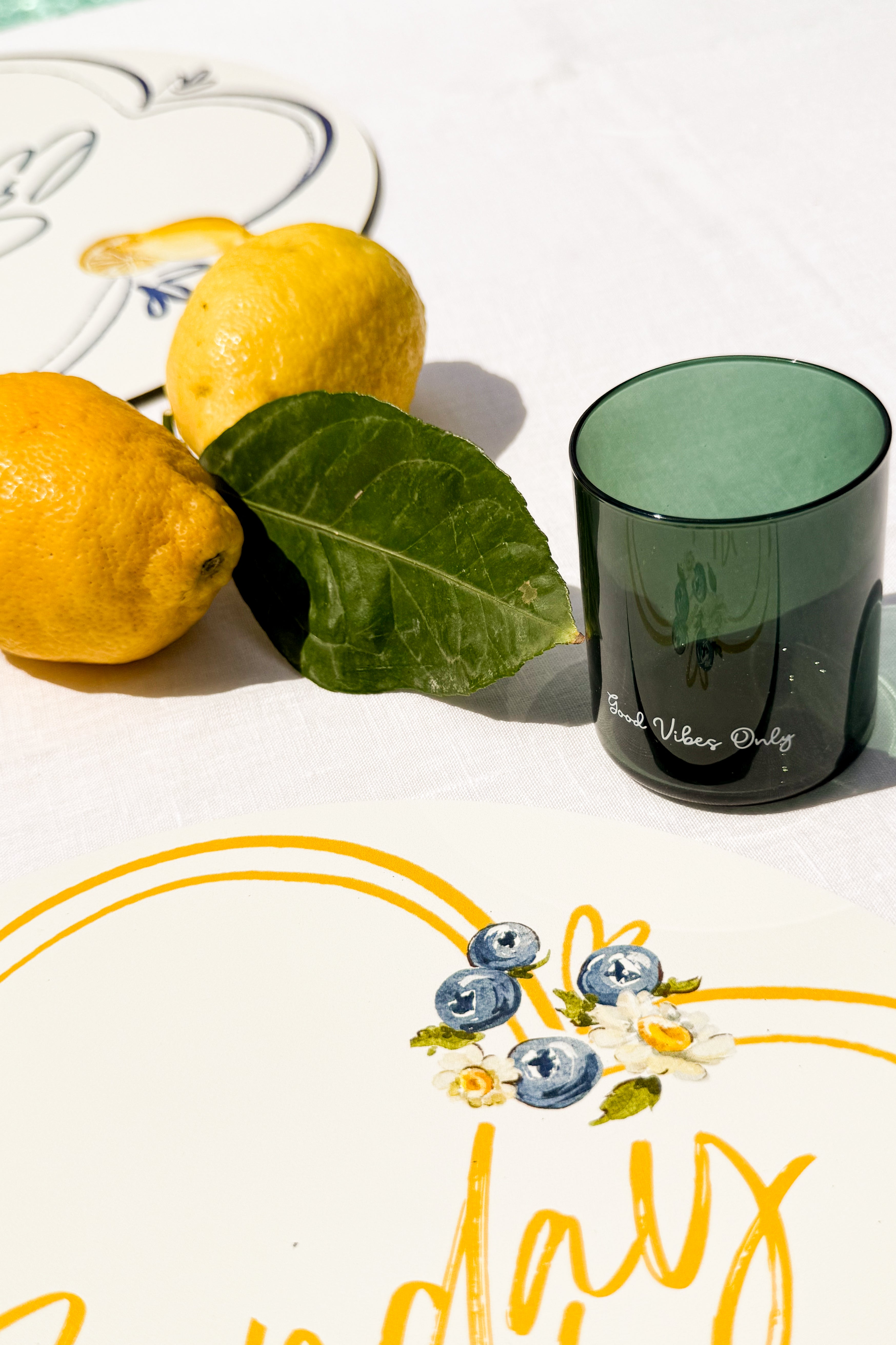 Set 4 Bicchieri in Vetro Colorato con Scritte - Slow Living, la Tavola in Stile Dolce Vita