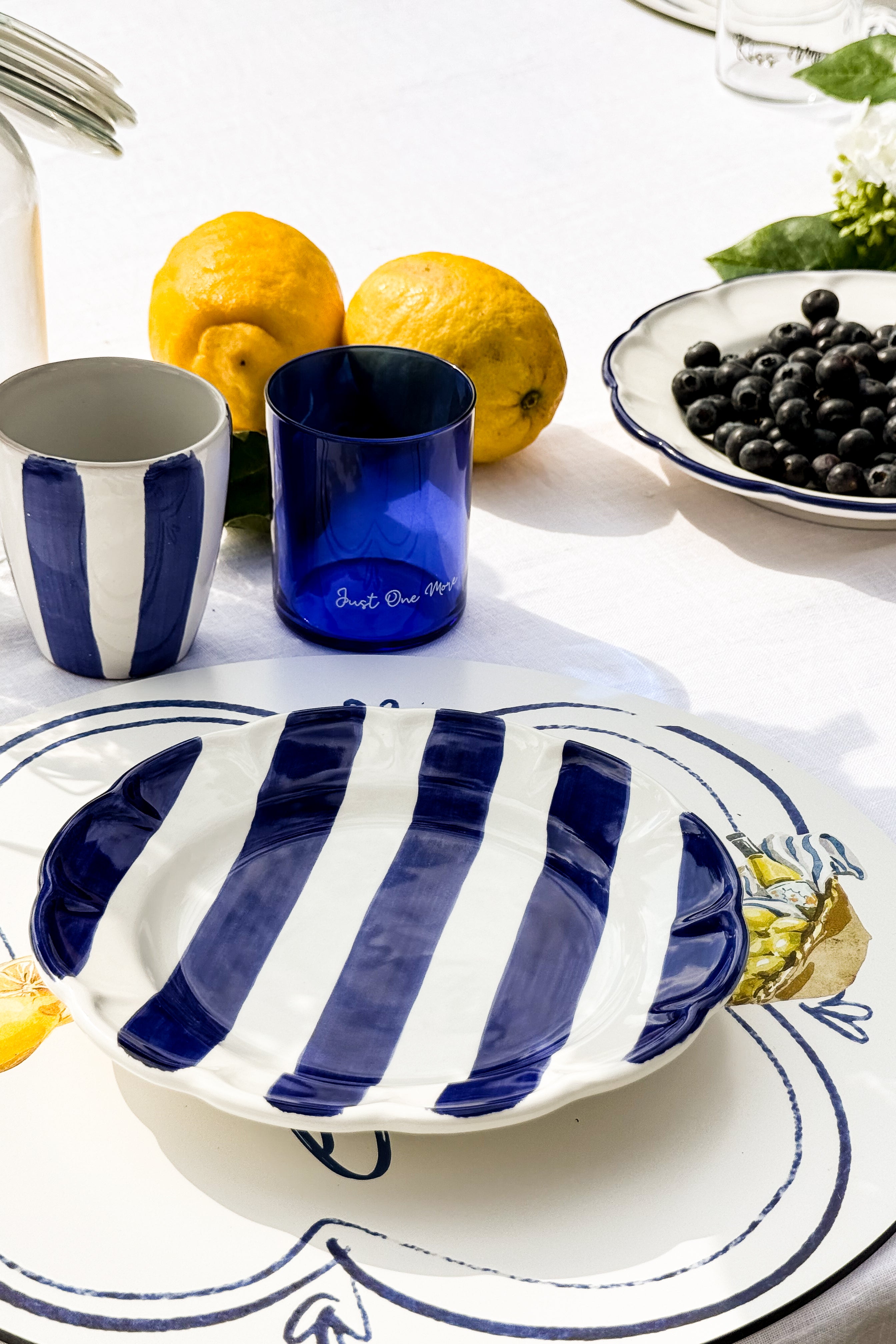 Set Due Piatti in Ceramica Righe Blu - Slow Living, la Tavola in Stile Dolce Vita