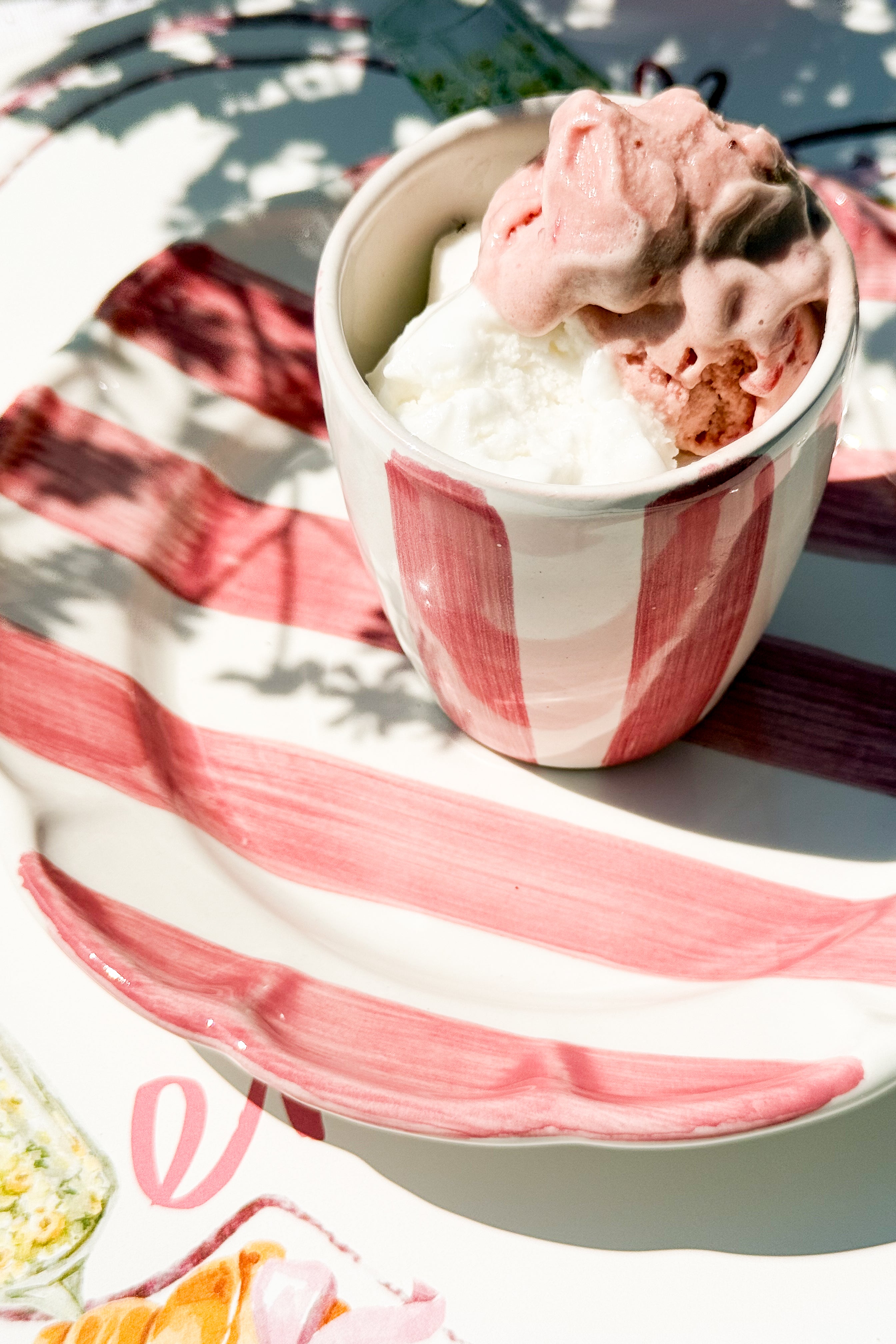 Set Due Piatti in Ceramica Righe Rosa - Slow Living, la Tavola in Stile Dolce Vita