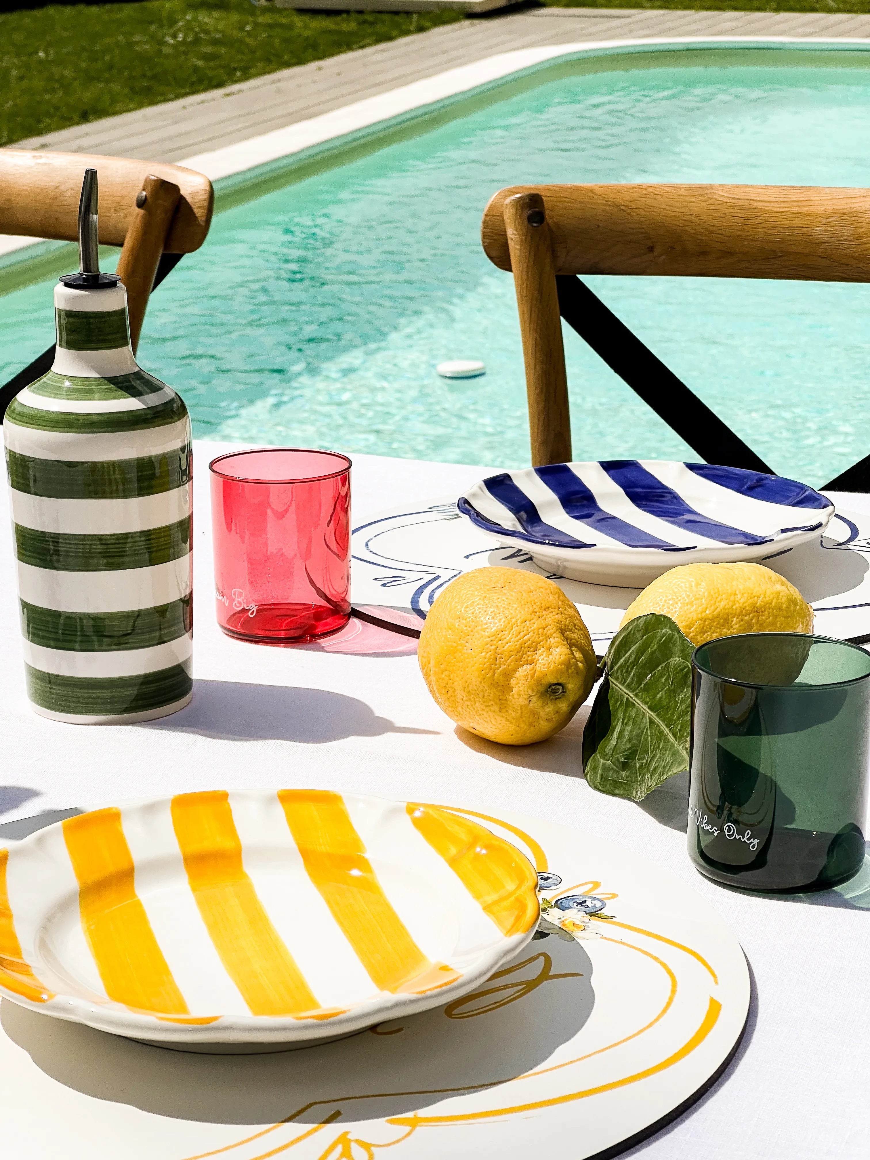 Set Due Piatti in Ceramica Righe Gialle - Slow Living, la Tavola in Stile Dolce Vita