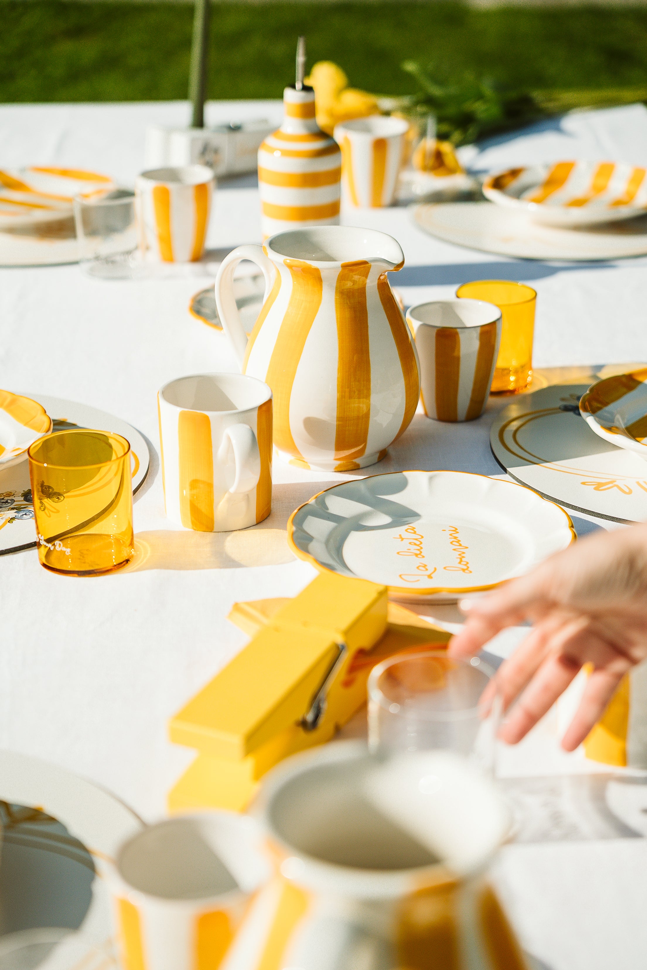 Brocca in Ceramica Righe Gialle - Slow Living, la Tavola in Stile Dolce Vita