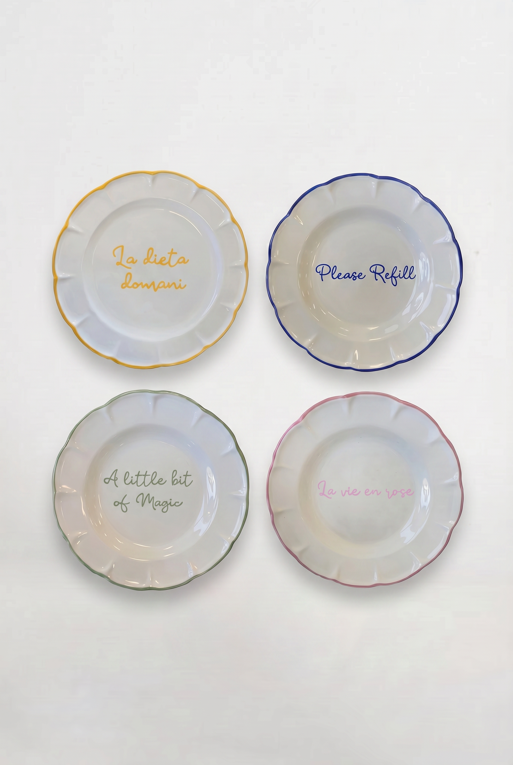 Set 4 Piatti in Ceramica 4 Colori con Scritte - Slow Living, la Tavola in Stile Dolce Vita