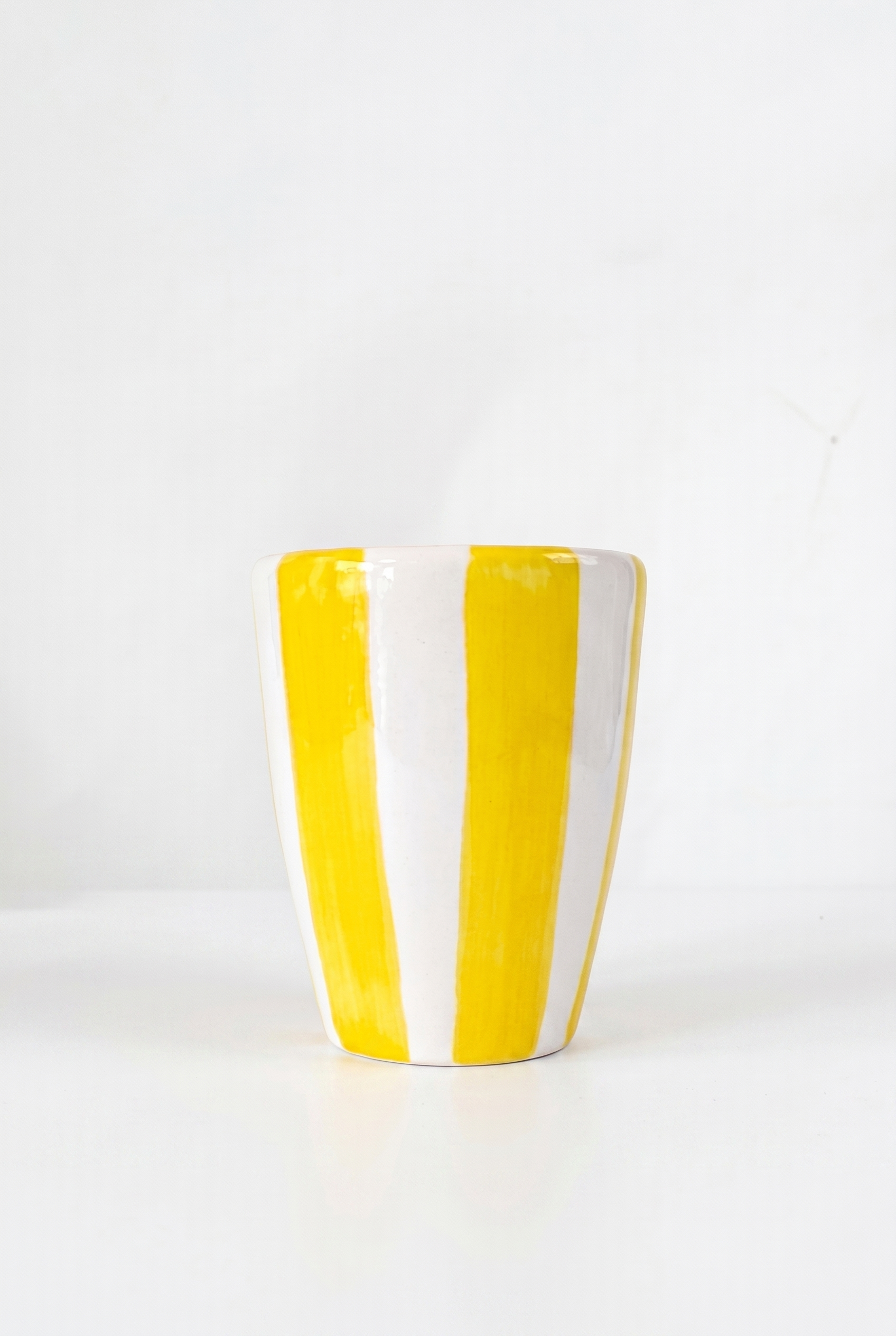 Bicchiere in Ceramica Righe Gialle - Slow Living, la Tavola in Stile Dolce Vita