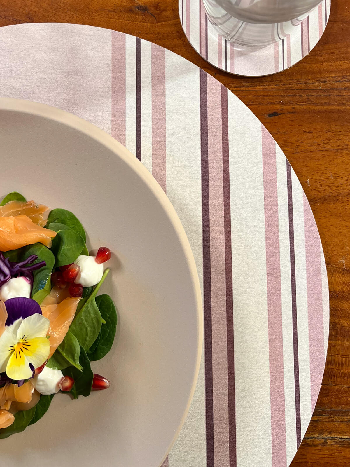 sottopiatto a righe rosa mise en place