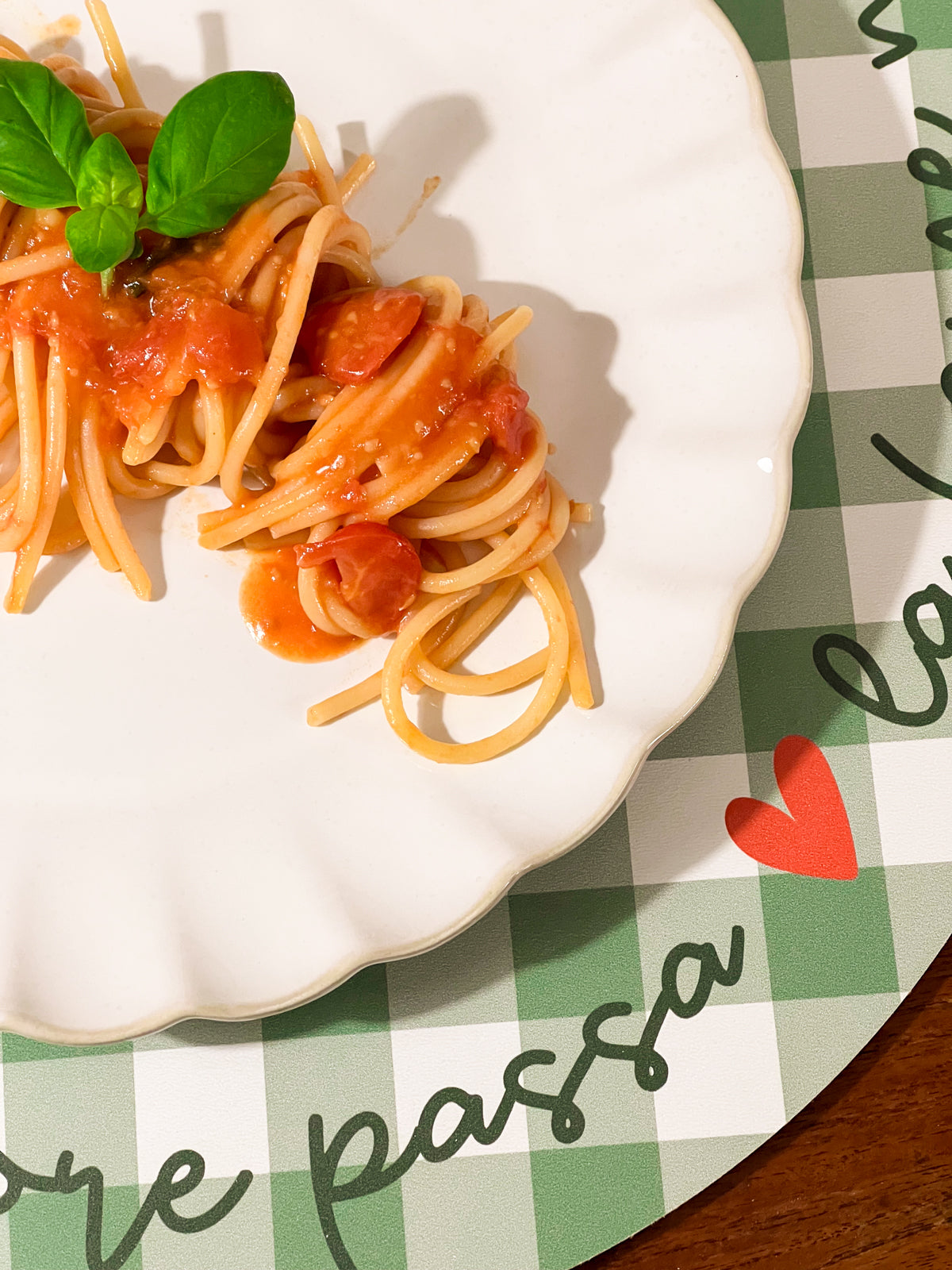 Sottopiatto a quadretti L'amore passa, la fame resta mise en place