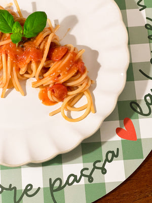 Sottopiatto a quadretti L'amore passa, la fame resta mise en place